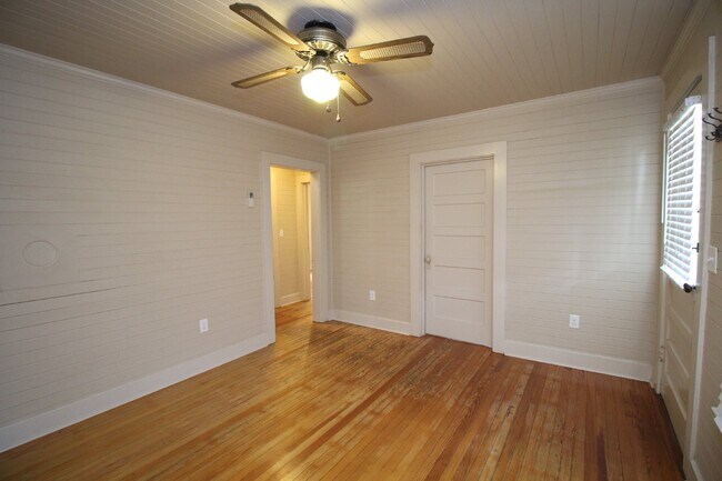 Building Photo - Charming 2BR Bungalow Near Downtown, Beach...