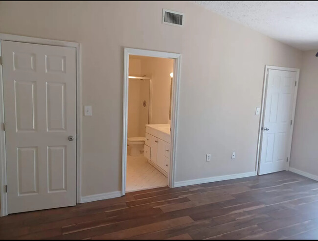 Master bathroom - 1433 Captains Walk