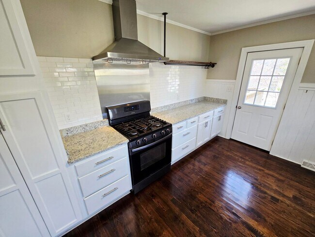 Foto del edificio - Charming Brick Home for Rent in Burlington