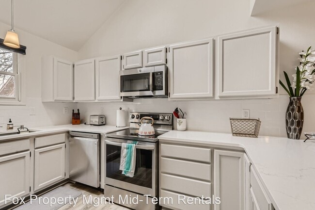 Building Photo - 3 br, 2.5 bath House - 3117 Bell Dr