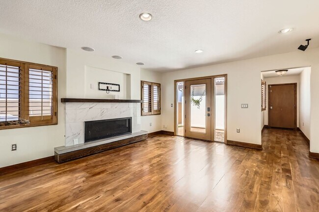 Building Photo - Spacious 4BR Townhome in Denver