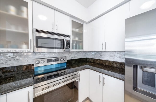 Foto del edificio - 7900 Harbor Island Dr