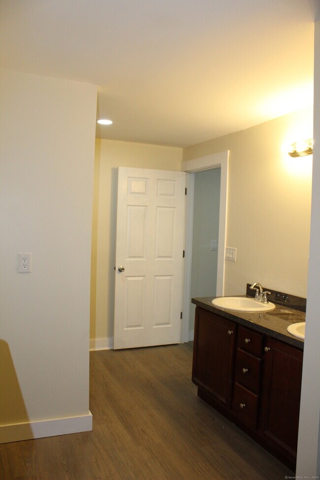 Building Photo - 27 Albert St