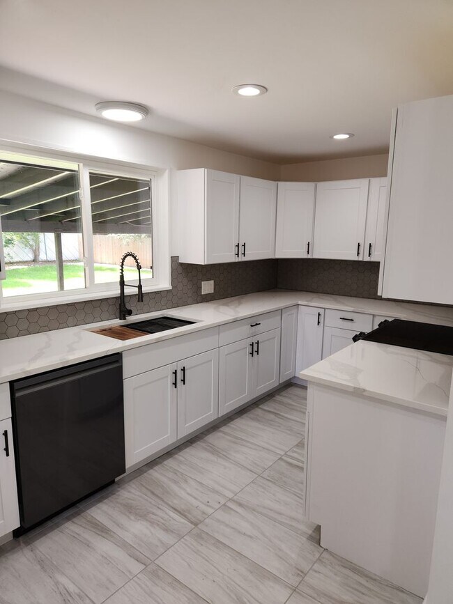 Foto del edificio - Completely renovated Ranch Style home in E...
