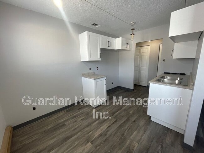 Building Photo - 525 Ford St N