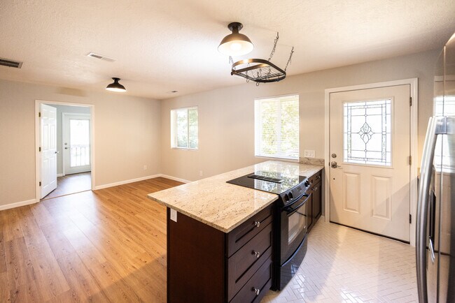 Cocina - 8717 NE Webster St