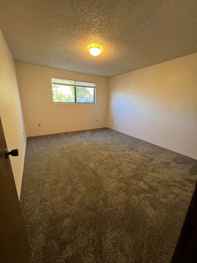 Foto del edificio - 2 Bedroom, 1.5 Bathroom Apartment - Only m...