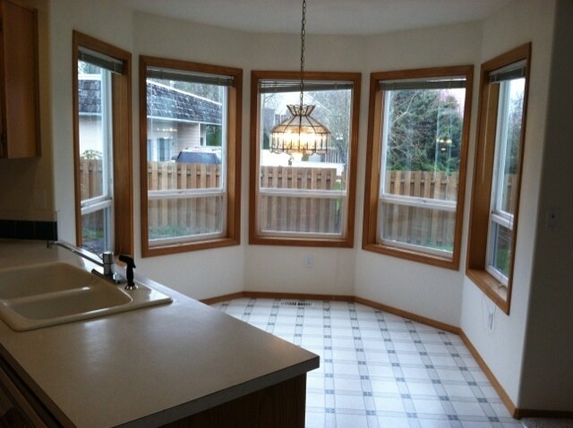 Building Photo - Love the Location in this Spacious 4-Bedro...