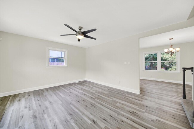 Foto del edificio - Lovely Tri-Level Home in Charlotte Near Up...