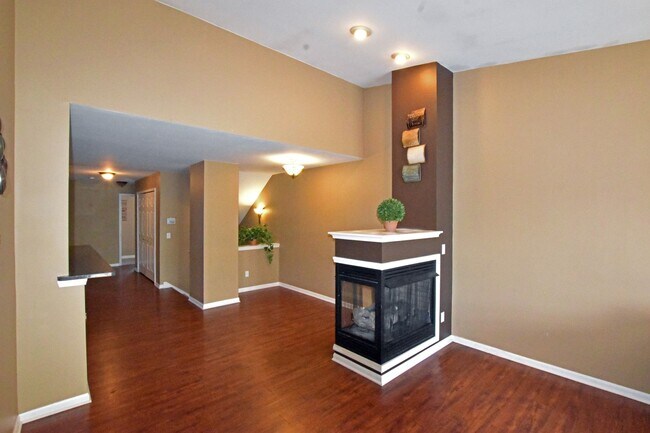 Foto del edificio - 3-Bedroom, 2-Bath, 2-Car Garage Condo, Ste...