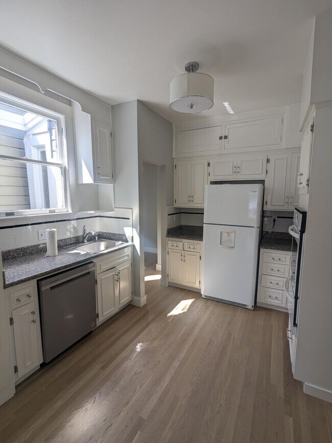 Foto del edificio - 2 Bedroom Single Family House in Parkside!