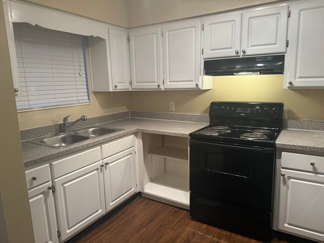 Building Photo - 6211 Longchamp Dr