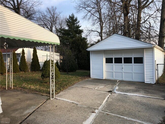 Building Photo - 23820 Puritan Ave