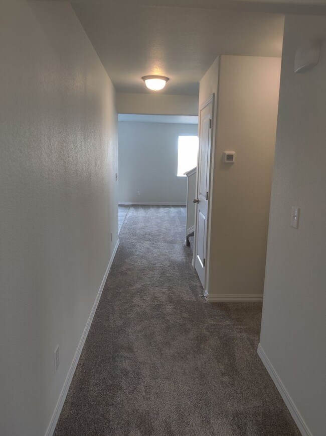 Foto del edificio - New Home in Enclaves - Close to Barnes Rd!