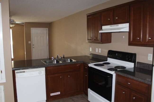 Building Photo - 2533 Hilltop Dr