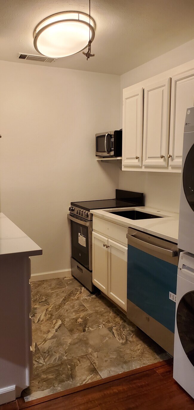 Building Photo - 1508 Summertree Ct