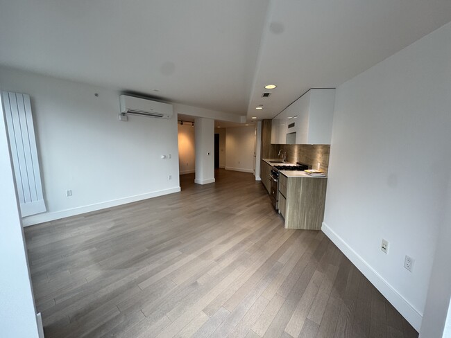 Building Photo - 8 Buchanan-301