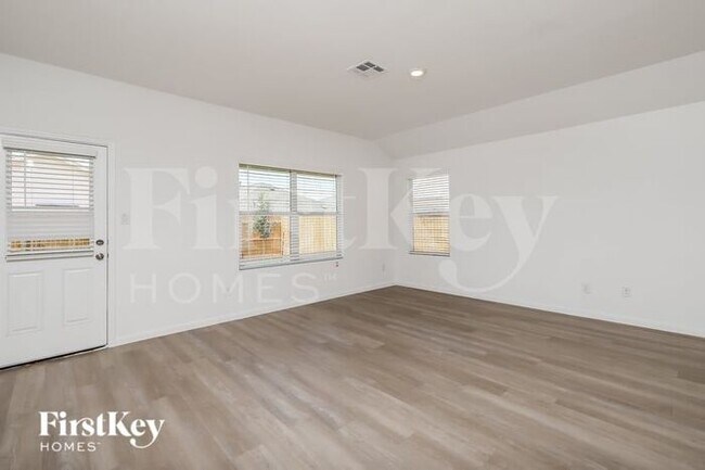 Building Photo - 10706 Vinateros Dr