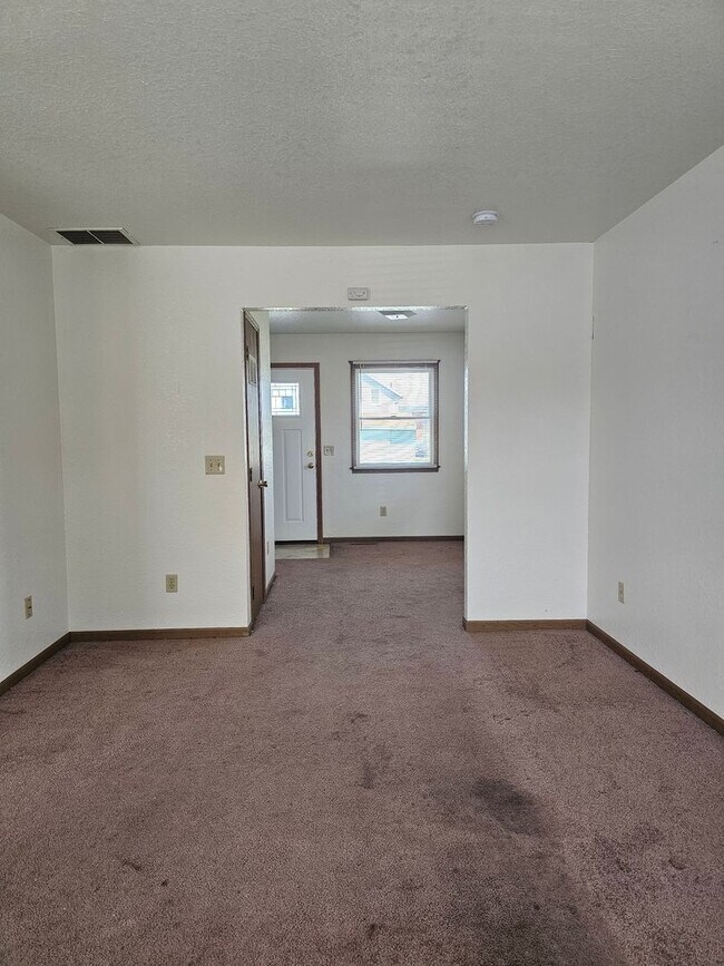 Building Photo - Three Bedroom Two Bath Townhouse