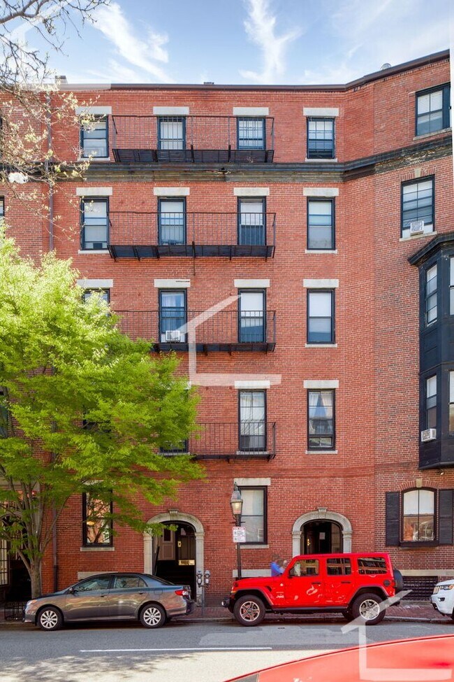 Building Photo - Nicely updated sunny studio in the heart o...