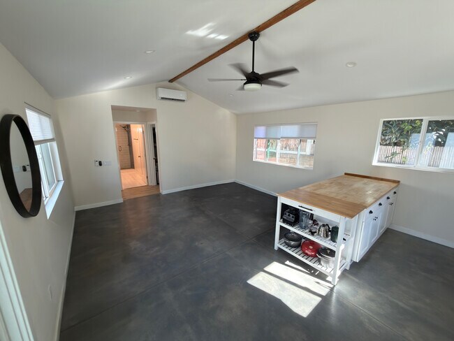 Foto del edificio - 240 W Cedar Ave