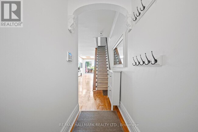 Photo du bâtiment - 639 Rhodes Ave