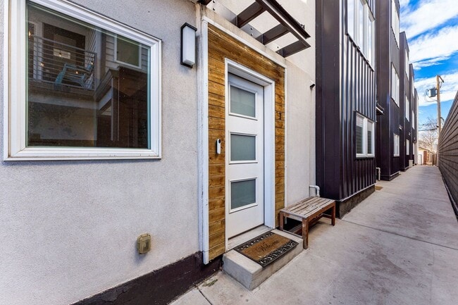 Building Photo - ROOFTOP DECK + spacious END UNIT townhome in Berkeley Neighborhood!