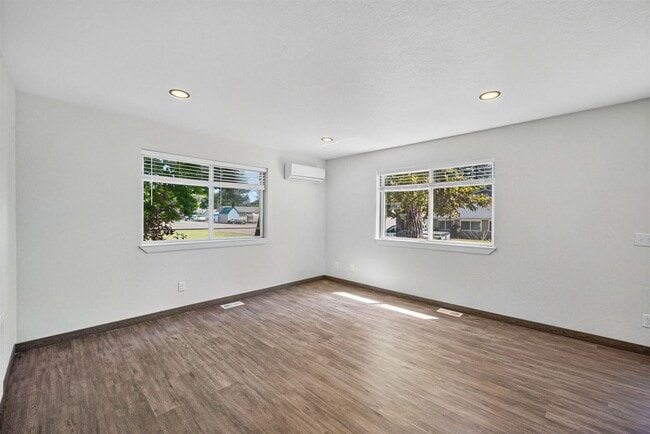 Building Photo - 103 E 12th Ave