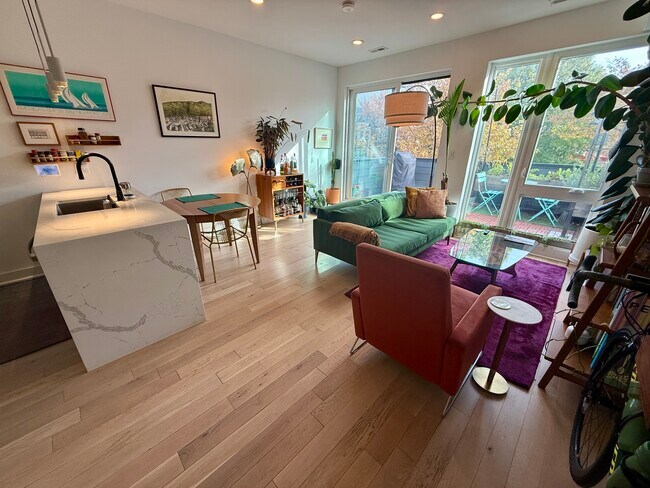 La sala de estar y las áreas principales tienen techos de 9 pies y ventanas de piso a techo - 3916 14th St NW