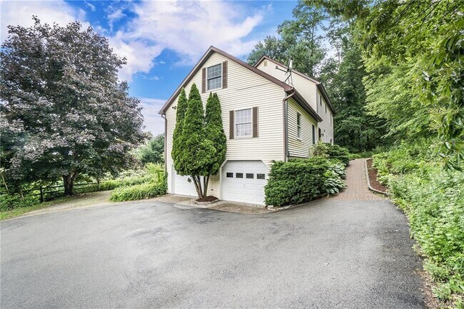 Building Photo - 173 Quaker Hill Rd