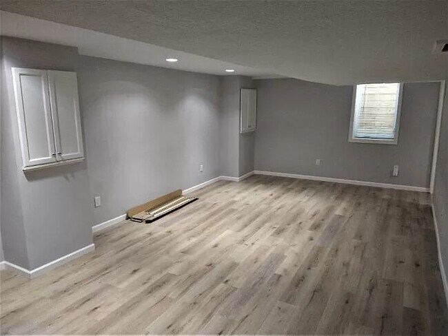 Building Photo - 3 Bedroom 2 Bath Home St. Louis Park