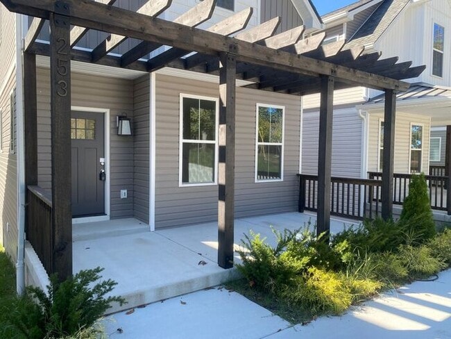 Building Photo - Beautiful Brand New Construction in Madiso...
