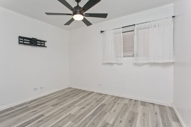 Building Photo - Pets Allowed.... Colonnade on the Greens #403 3 BD 2 BA 2 PRK