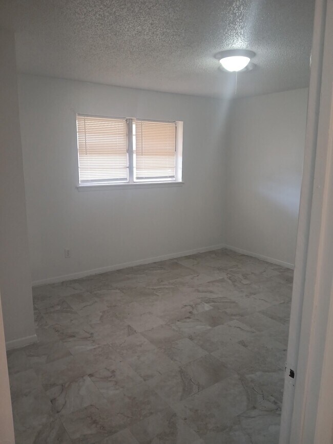 Foto del edificio - 1406 E 1st St
