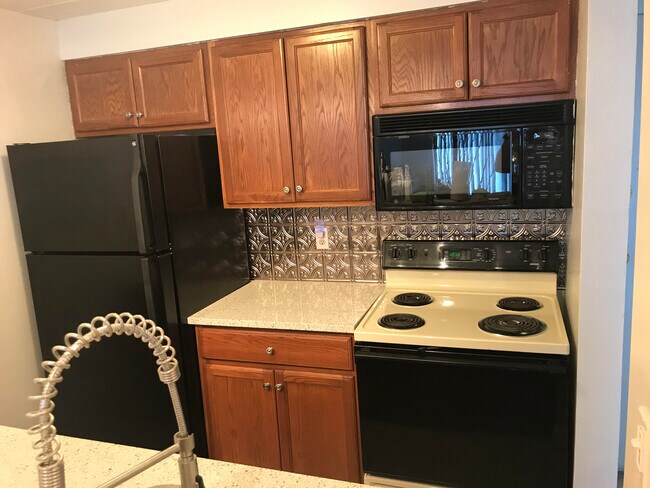 Foto del edificio - 2701 Lehman Rd