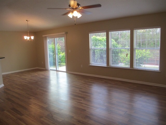 Foto del edificio - 2438 Tyson Lake Dr