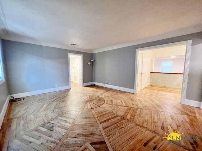 Foto del edificio - Nice Spacious updated 4 Bedroom home in El...