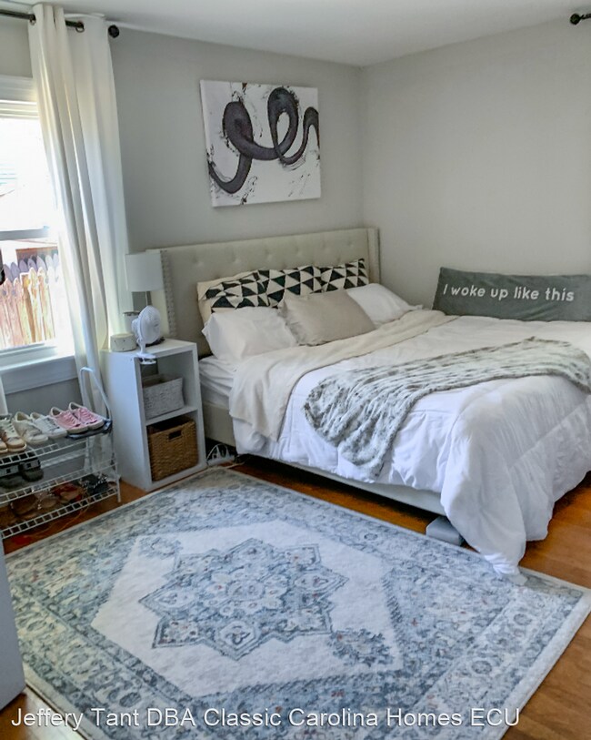 Foto del edificio - 5 br, 3 bath House - 1599 E Third Street