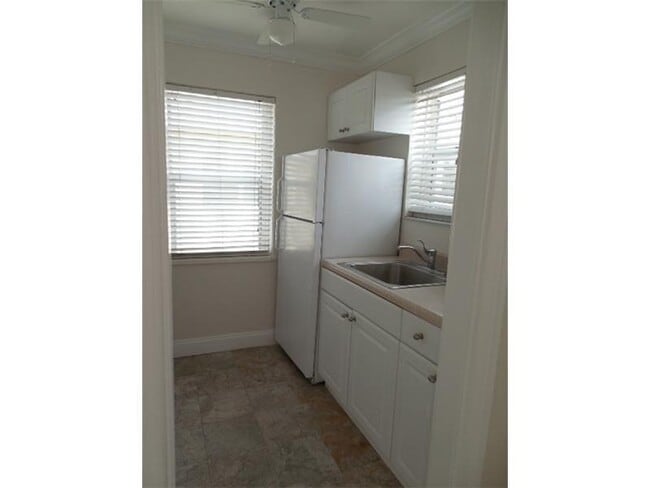 Building Photo - 4565 N Ocean Dr