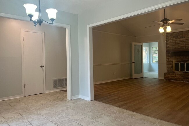 Building Photo - Beautifully Updated 4-Bedroom Home with Gr...