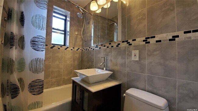 Foto del edificio - 84-16 Elmhurst Ave