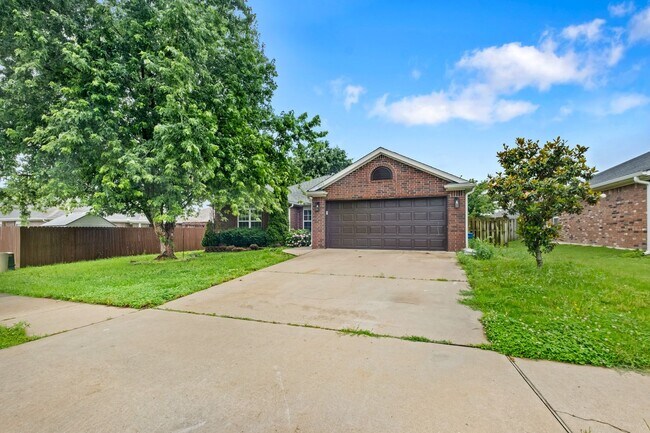 Building Photo - Stylish 3 Bed, 2 Bath Retreat with Modern ...