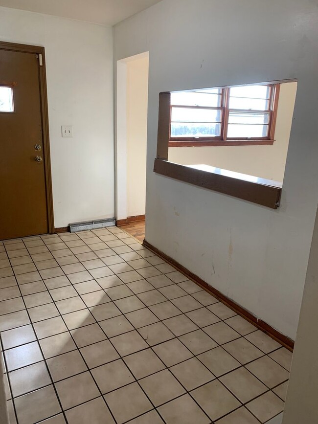 Building Photo - Big 3 Bedroom Home with Garage For Rent