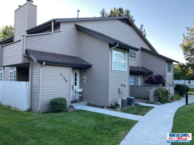 Foto del edificio - Clean single level townhome in Immaculate ...