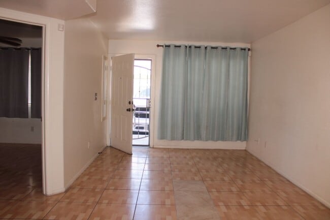 Building Photo - Nice 1000 SF Townhouse for rent in gated c...