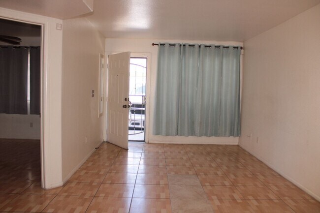 Foto del edificio - Nice 1000 SF Townhouse for rent in gated c...