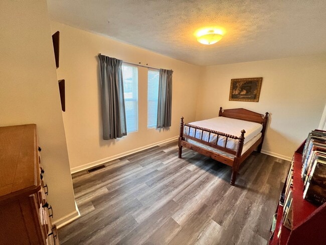 Building Photo - Christiansburg, 2BR / 2BA, Furnished Townh...
