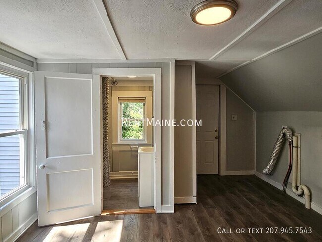 Building Photo - 27 Elm St