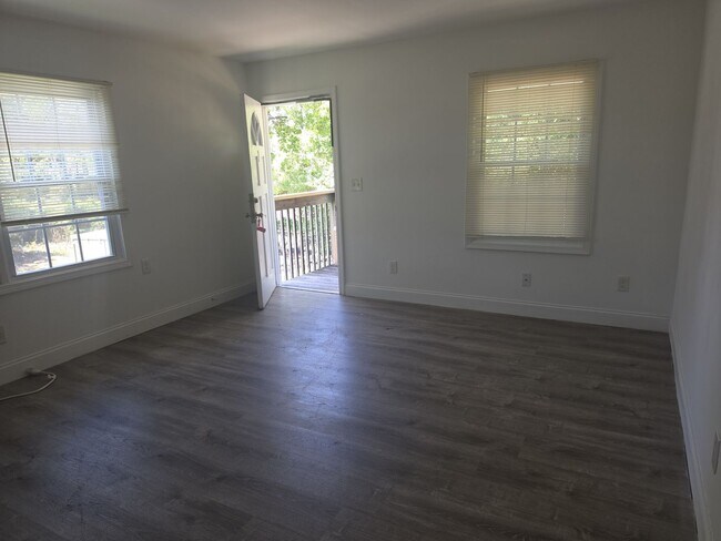 Foto del edificio - 1 Bedroom Available Now!