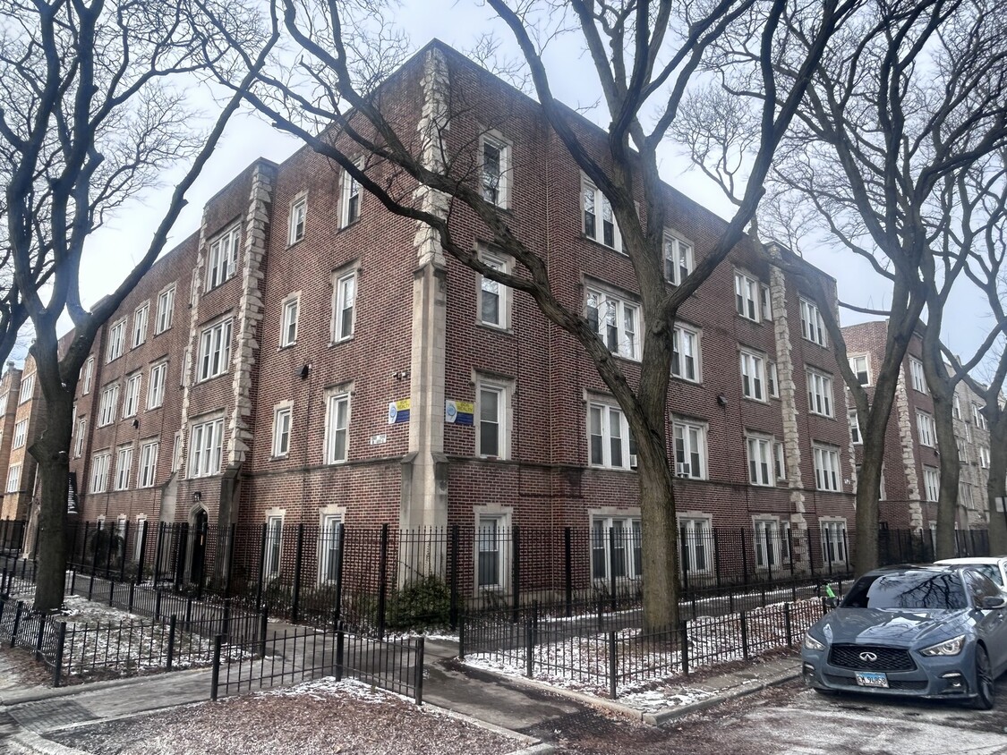 Foto principal - 7340 N Damen Ave